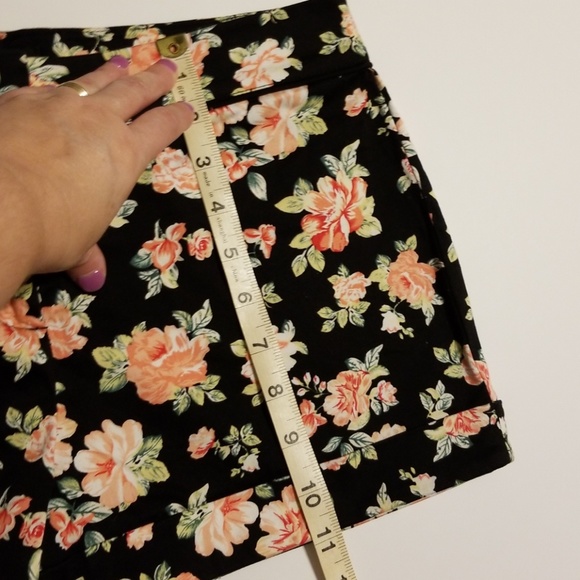 Forever 21 black floral shorts size medium - Picture 7 of 8